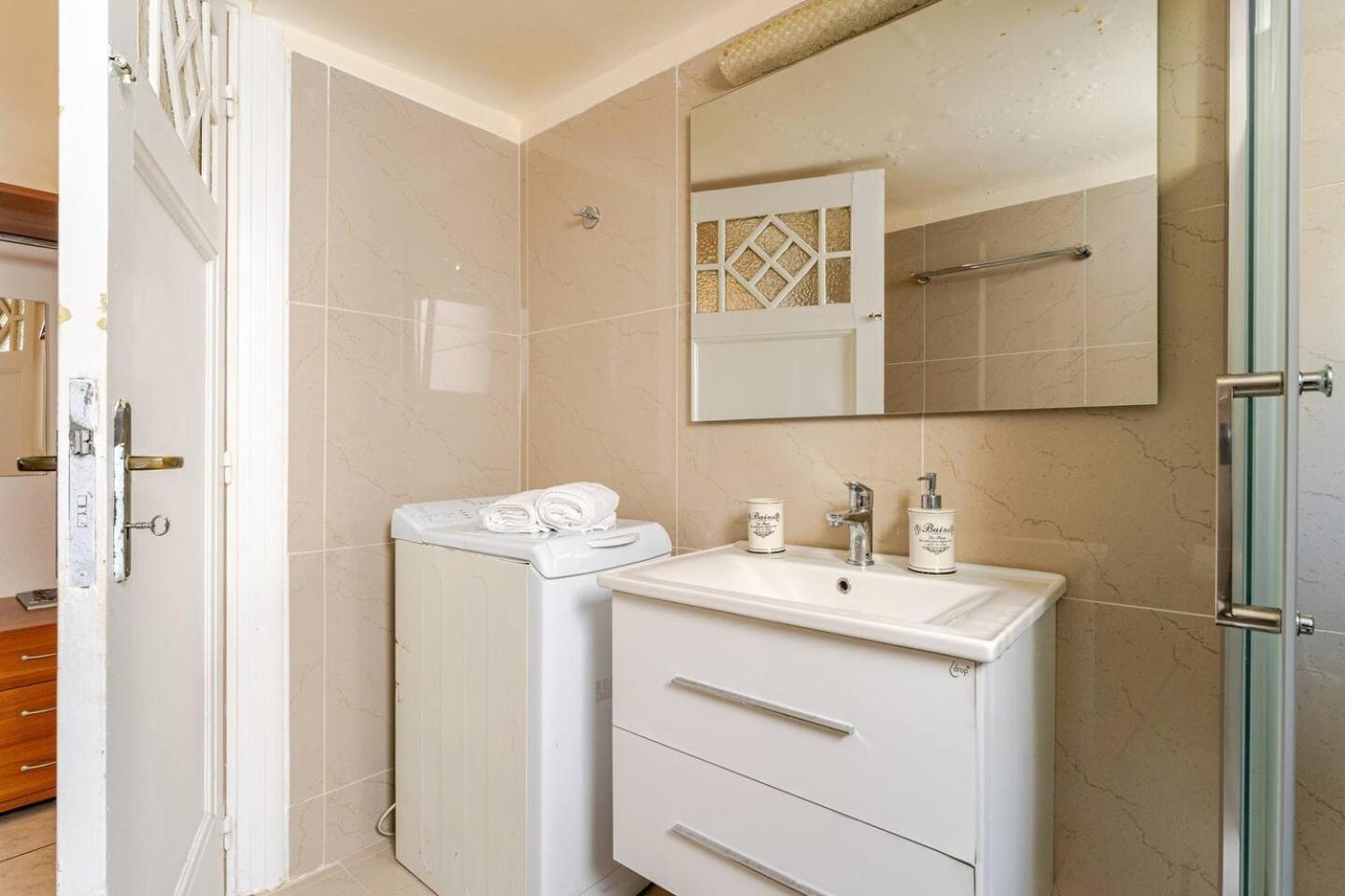 John's Athenian Beauty 45m2 , Metro 7' Apartment